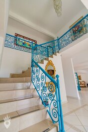 Escada da sala de estar de acesso aos quartos