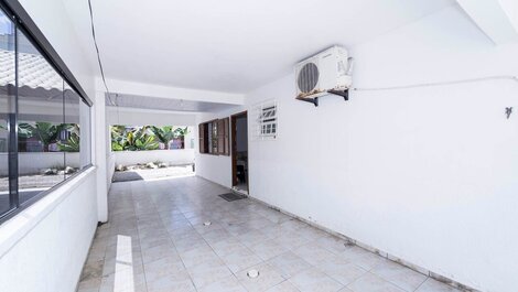 183V - Casa de 05 dormitórios para até 12 pessoas em Ótima...