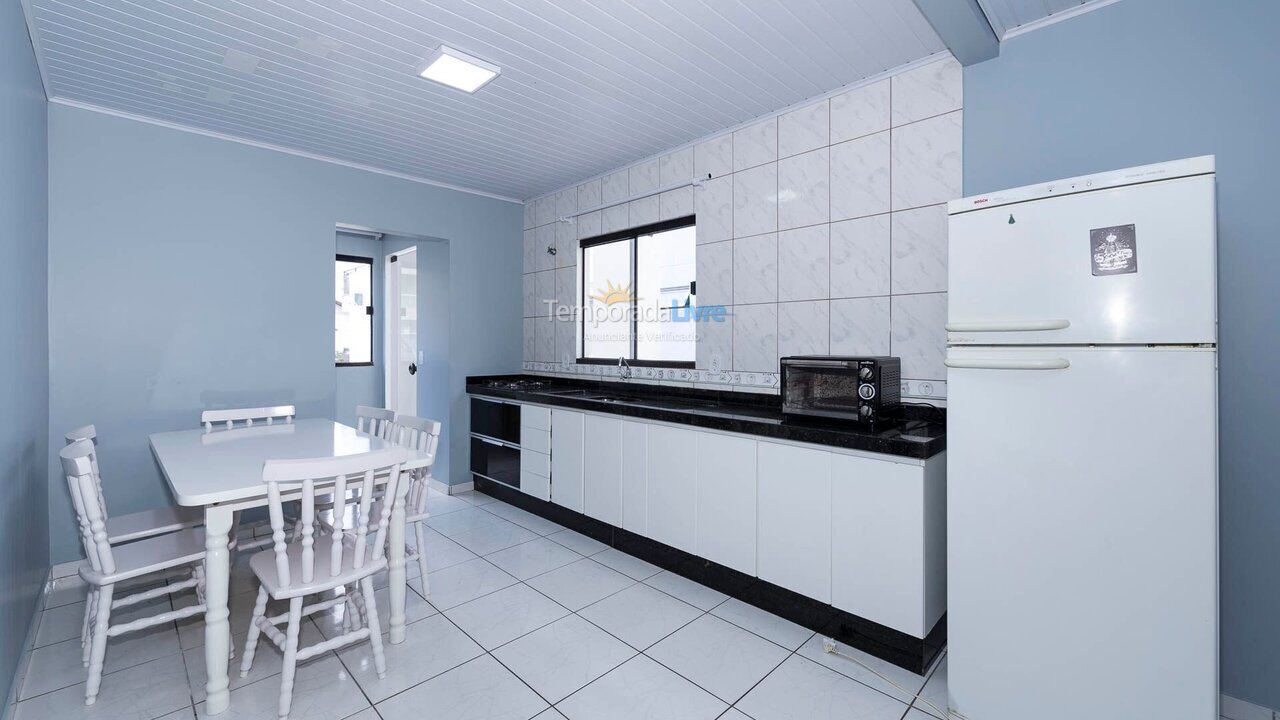 Casa para aluguel de temporada em Bombinhas (Praia de Bombas)