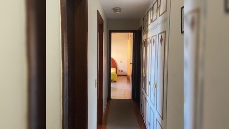 Corredor de acesso aos quartos e ao banheiro social.