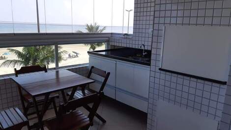 Hermoso Apartamento en la arena con balcón gourmet en Praia Grande
