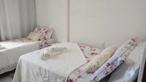 Quarto com uma cama de casal e uma cama de solteiro.