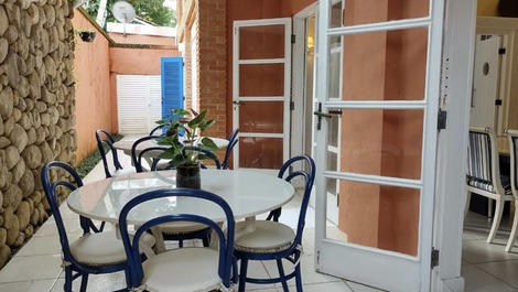 Varanda integrada com a sala de jantar 