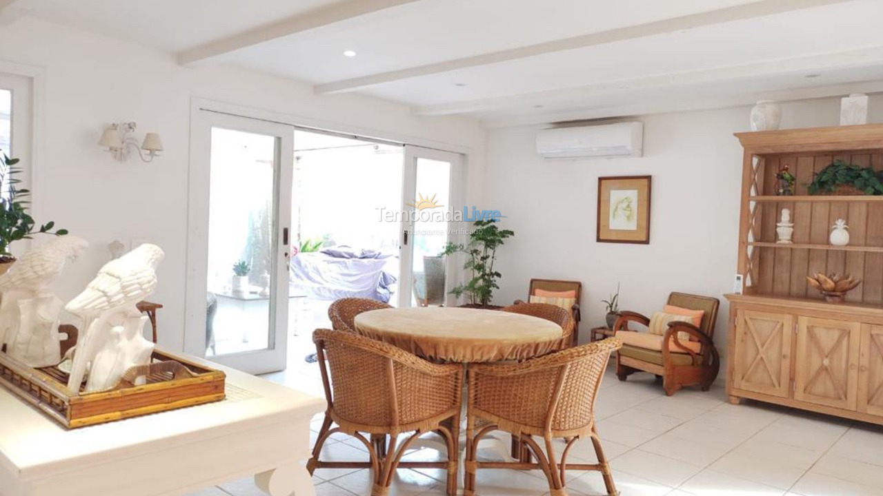 Casa para aluguel de temporada em São Sebastião (Praia da Baleia)