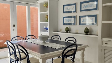 Sala de jantar de outro ângulo 