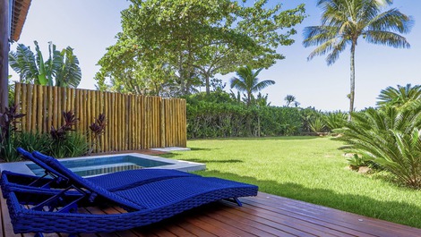 Área de descanso e piscina