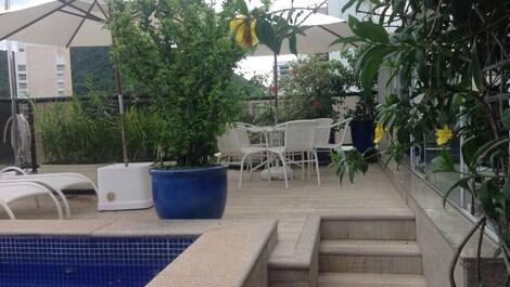 Deck ,ombrelone , mesa, cadeiras repouseiras e muitas plantas