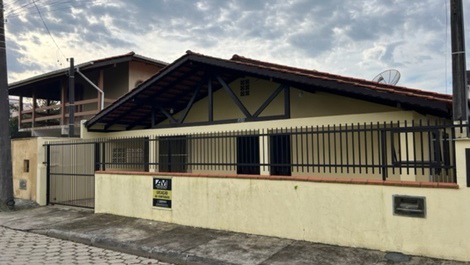 Casa de 4 dormitorios en Prainha, a 350 metros del mar, cisterna, barbacoa