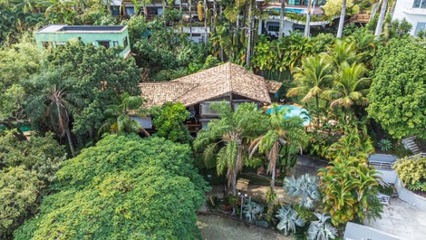 A LOT OF CHARM AND PRIVACY IN THE SAFEST CONDOMINIUM IN BARRA