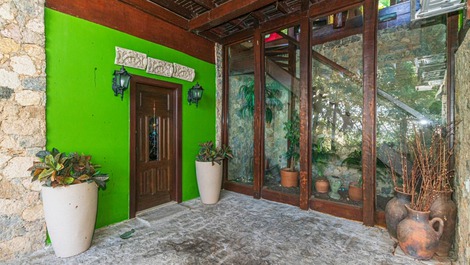 A LOT OF CHARM AND PRIVACY IN THE SAFEST CONDOMINIUM IN BARRA