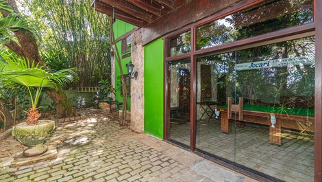 A LOT OF CHARM AND PRIVACY IN THE SAFEST CONDOMINIUM IN BARRA
