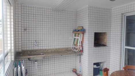 Sacada gourmet (churrasqueira) com pia e mesa com 4 cadeiras para confraternizar com os amigos 