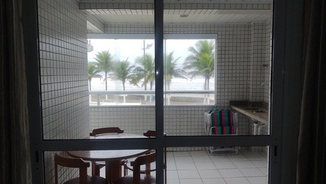 Vista para a sacada gourmet (churrasqueira) de frente para o mar