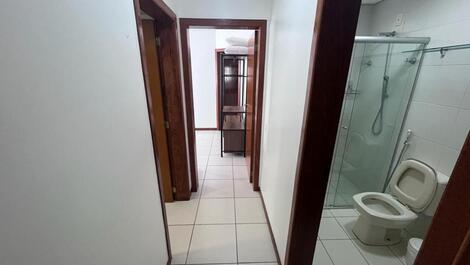 Corredor para os dormitórios e banheiro