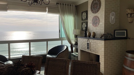 FRENTE MAR 3 SUÍTES (47)996087741 whats