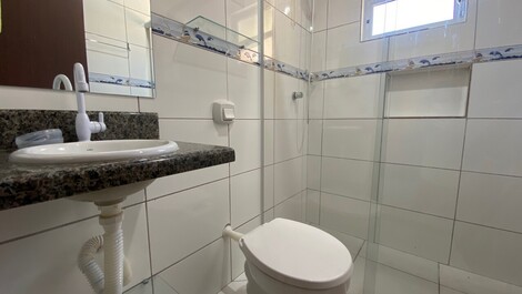 Acogedora casa, 5 habitaciones con aire, a 50 metros del mar de Lagoinha