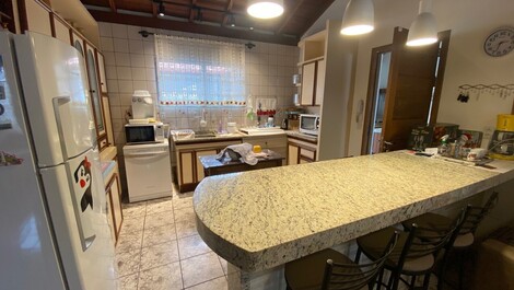 Extremely comfortable house, 4 bedrooms, 6 air, 100 meters from the sea