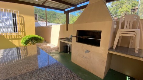 Apartamento de 2 dormitorios con aire, a 20 metros del mar.