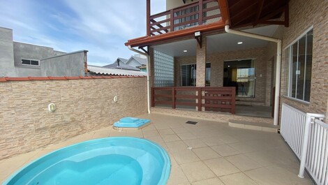 Casa enorme, con piscina, sala de juegos, aire, a 50 metros de la playa