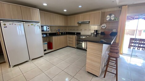 Casa enorme, con piscina, sala de juegos, aire, a 50 metros de la playa