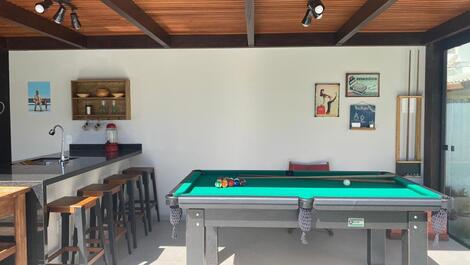 Casa con excelente área de ocio, mesa de billar y voleibol de billar