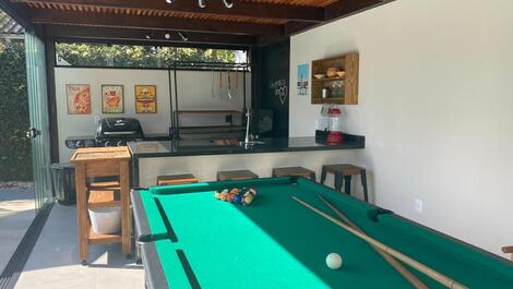 Casa con excelente área de ocio, mesa de billar y voleibol de billar