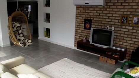 Casa con excelente área de ocio, mesa de billar y voleibol de billar