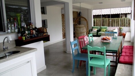 Casa con excelente área de ocio, mesa de billar y voleibol de billar