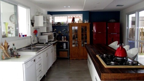 Casa con excelente área de ocio, mesa de billar y voleibol de billar