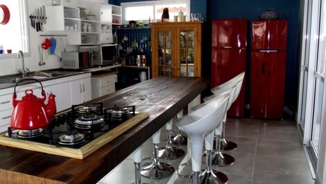 Casa con excelente área de ocio, mesa de billar y voleibol de billar