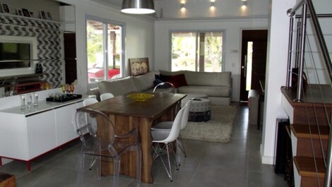 Casa con excelente área de ocio, mesa de billar y voleibol de billar