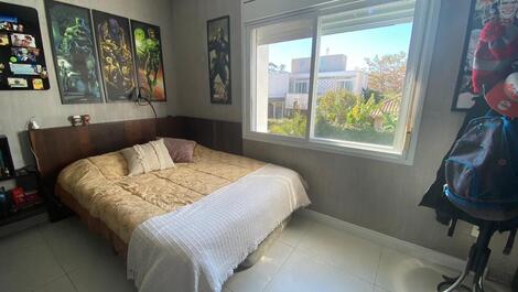 Casa con excelente área de ocio, mesa de billar y voleibol de billar