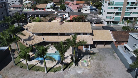 Espectacular Mansión 7 suites, 30 personas, piscina climatizada, a 50m del mar