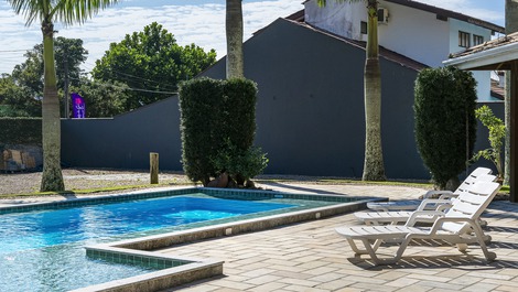 Espectacular Mansión 7 suites, 30 personas, piscina climatizada, a 50m del mar