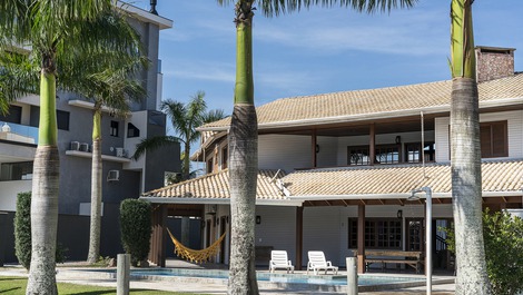 Espectacular Mansión 7 suites, 30 personas, piscina climatizada, a 50m del mar