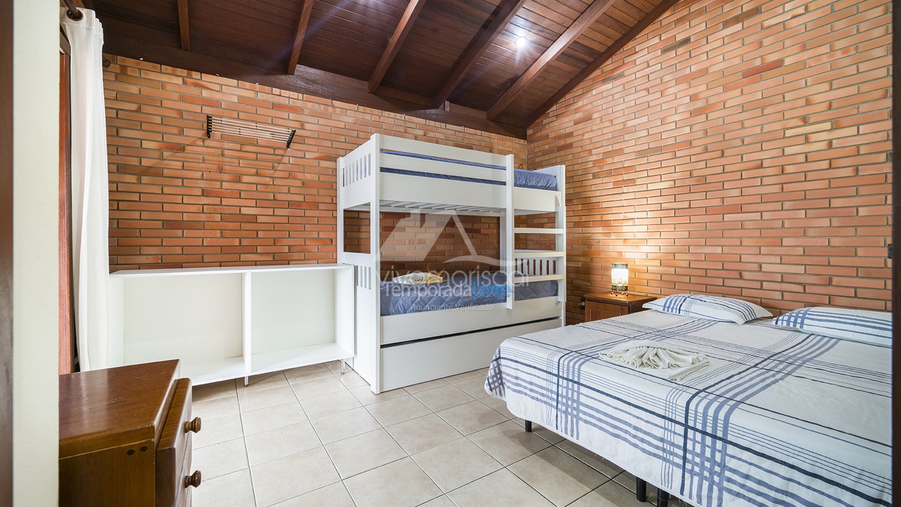 Casa para aluguel de temporada em Bombinhas (Praia de Bombas)