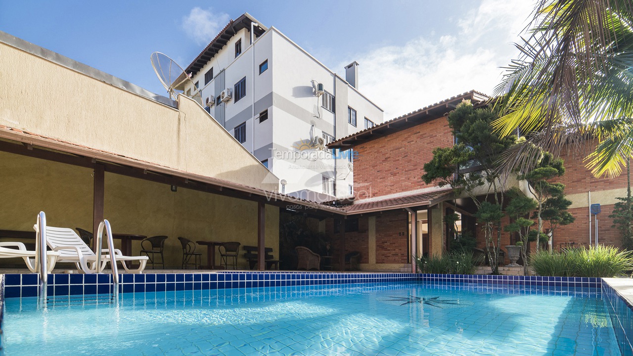 Casa para aluguel de temporada em Bombinhas (Praia de Bombas)