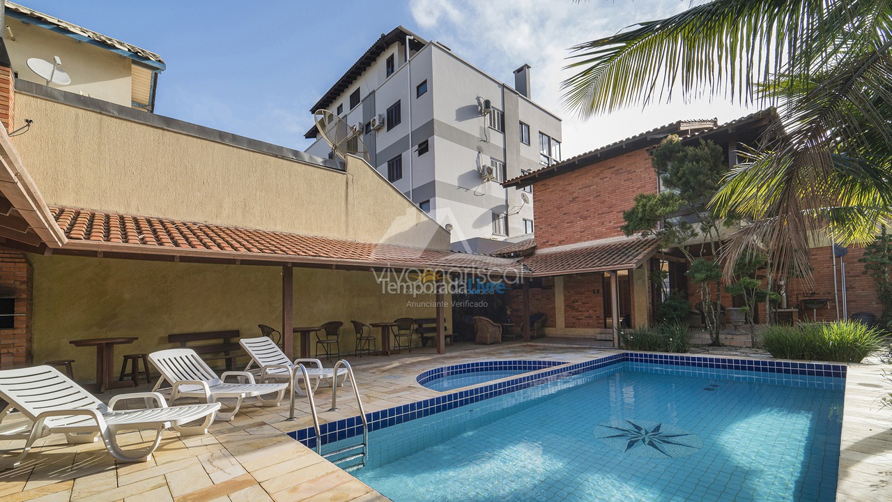 Casa para aluguel de temporada em Bombinhas (Praia de Bombas)