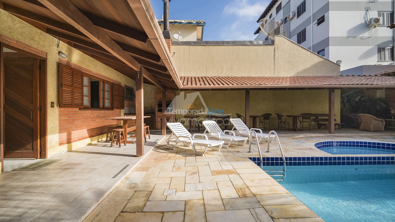 Casa para aluguel de temporada em Bombinhas (Praia de Bombas)