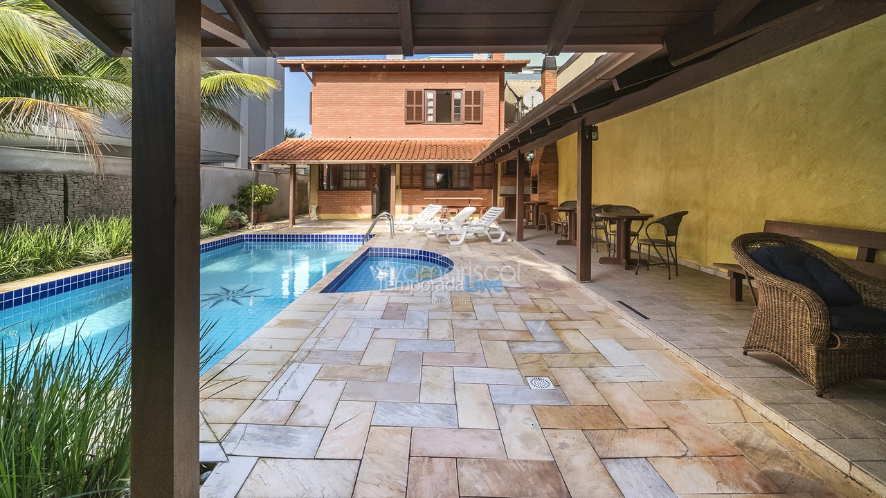 Casa para aluguel de temporada em Bombinhas (Praia de Bombas)