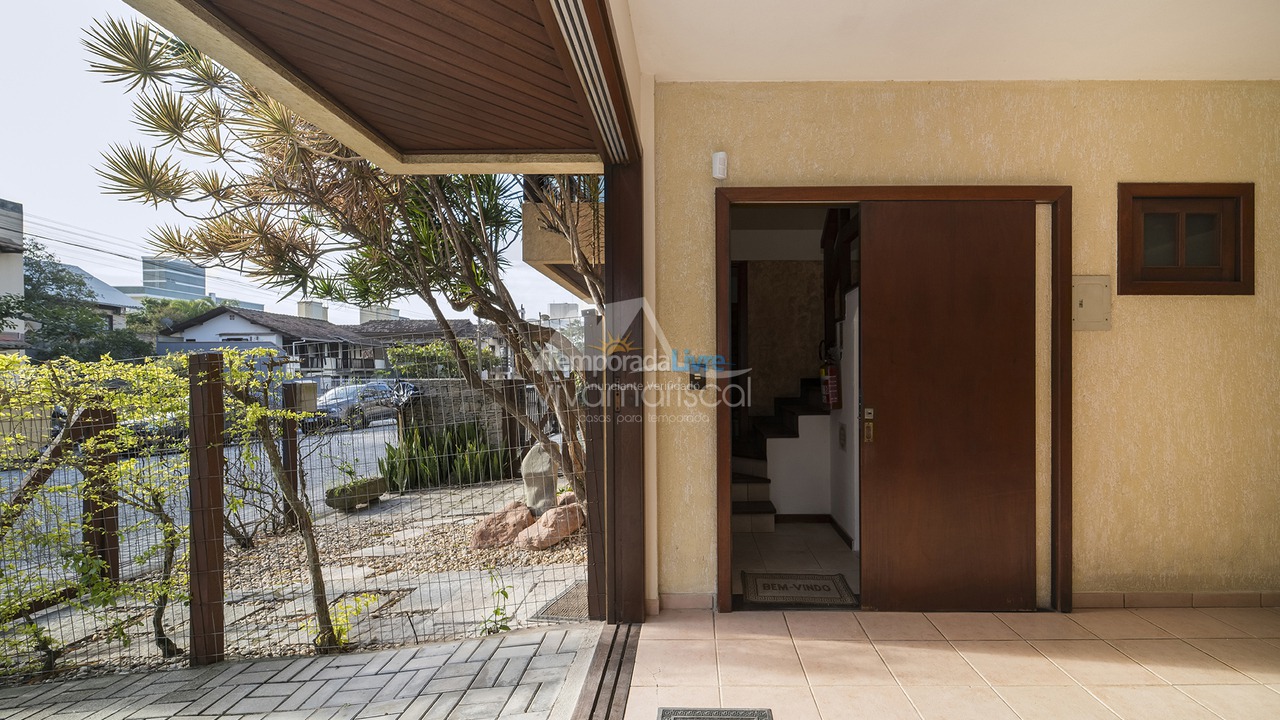 Casa para aluguel de temporada em Bombinhas (Praia de Bombas)