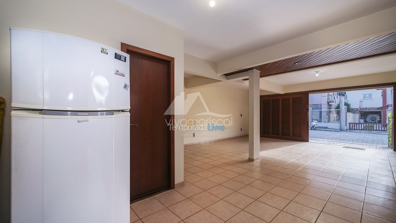 Casa para aluguel de temporada em Bombinhas (Praia de Bombas)