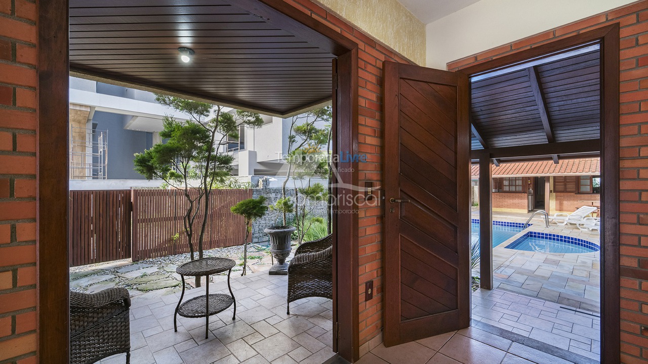 Casa para aluguel de temporada em Bombinhas (Praia de Bombas)