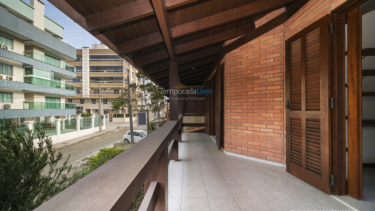 Casa para aluguel de temporada em Bombinhas (Praia de Bombas)