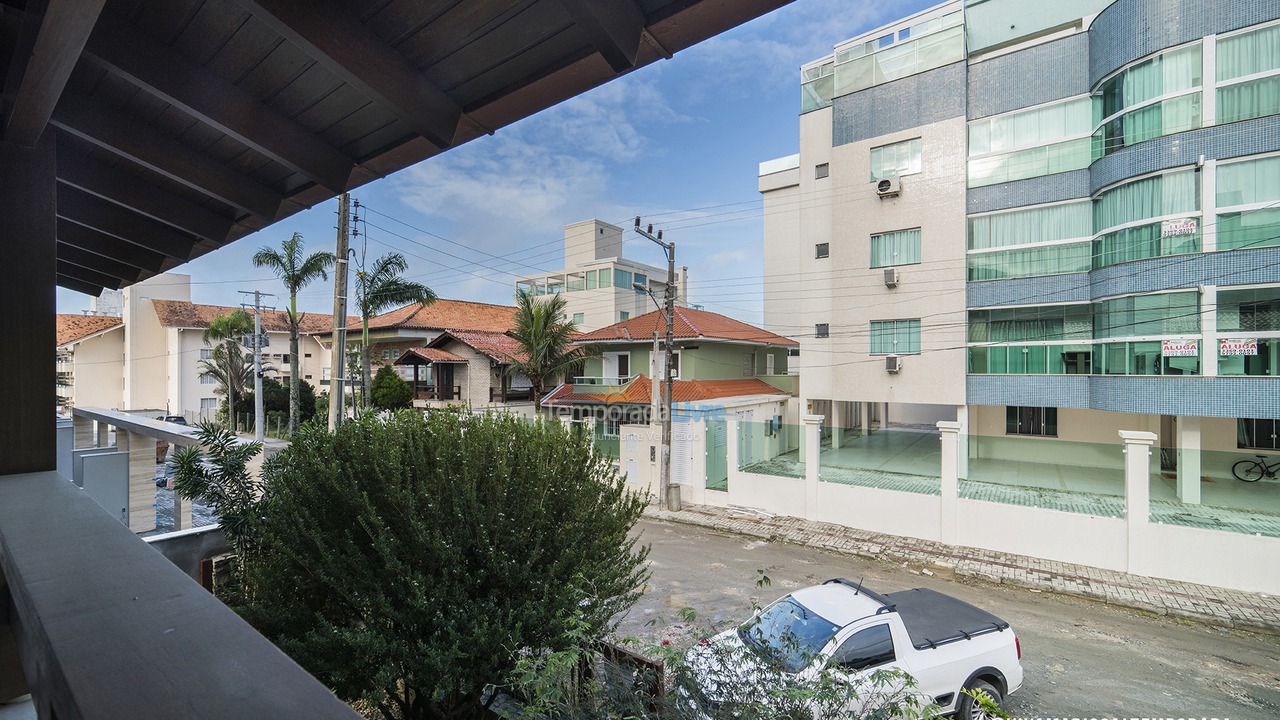 Casa para aluguel de temporada em Bombinhas (Praia de Bombas)