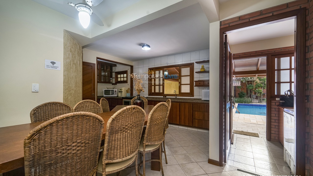 Casa para aluguel de temporada em Bombinhas (Praia de Bombas)