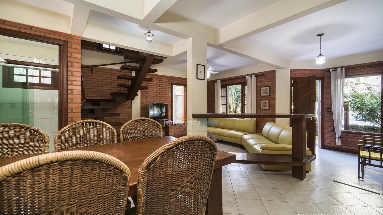 Casa para aluguel de temporada em Bombinhas (Praia de Bombas)