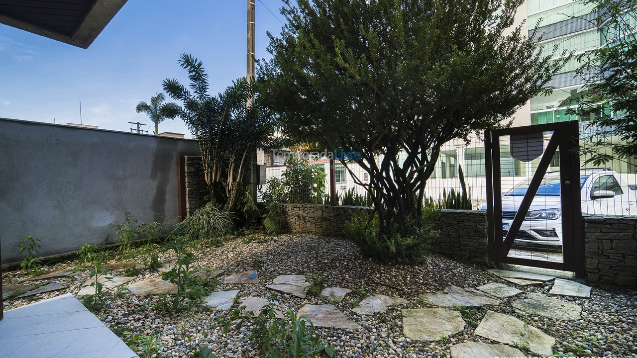 Casa para aluguel de temporada em Bombinhas (Praia de Bombas)