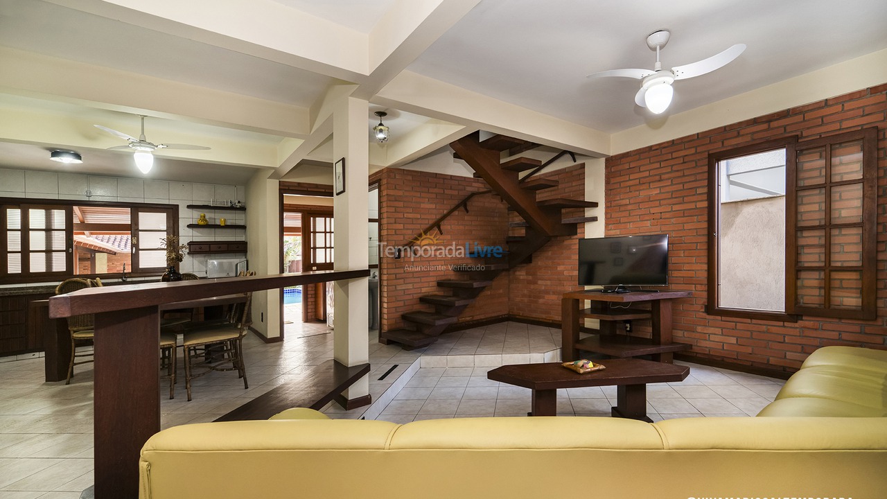 Casa para aluguel de temporada em Bombinhas (Praia de Bombas)