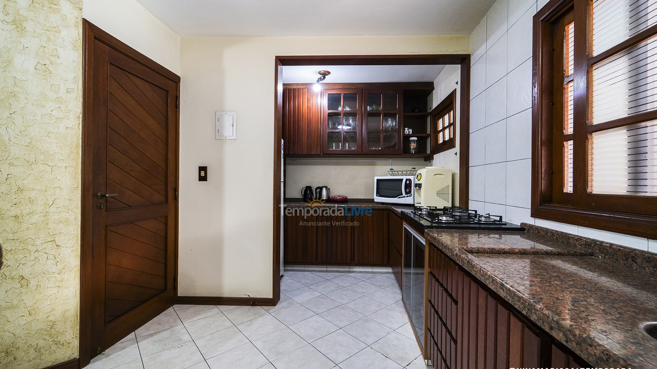 Casa para aluguel de temporada em Bombinhas (Praia de Bombas)